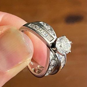 Diamond wedding / engagement ring